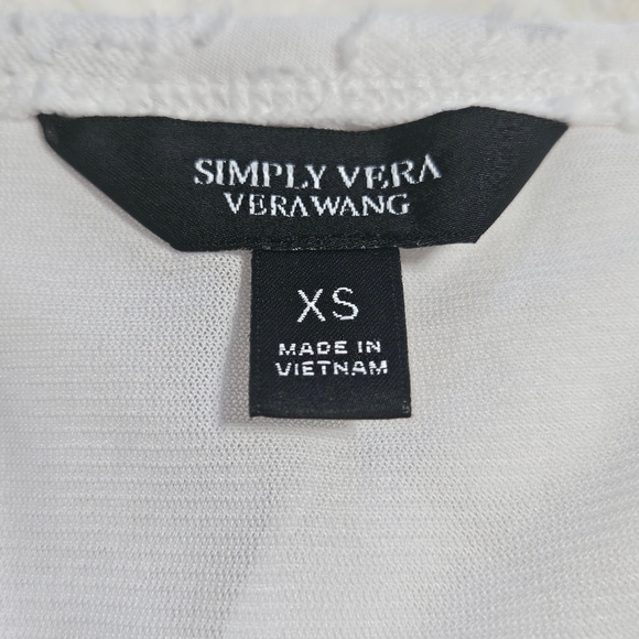 Vera Wang - Simply Vera Raised Floral Sleeveless Top - Picture 4 of 16